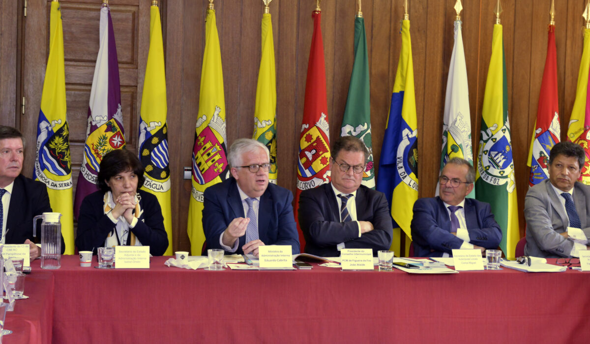Ministro da Administração Interna, Eduardo Cabrita, com os autarcas da CIM Região de Coimbra